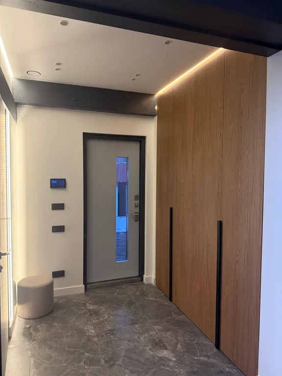 Премиальный загородный дом с теплым бассейном, на берегу