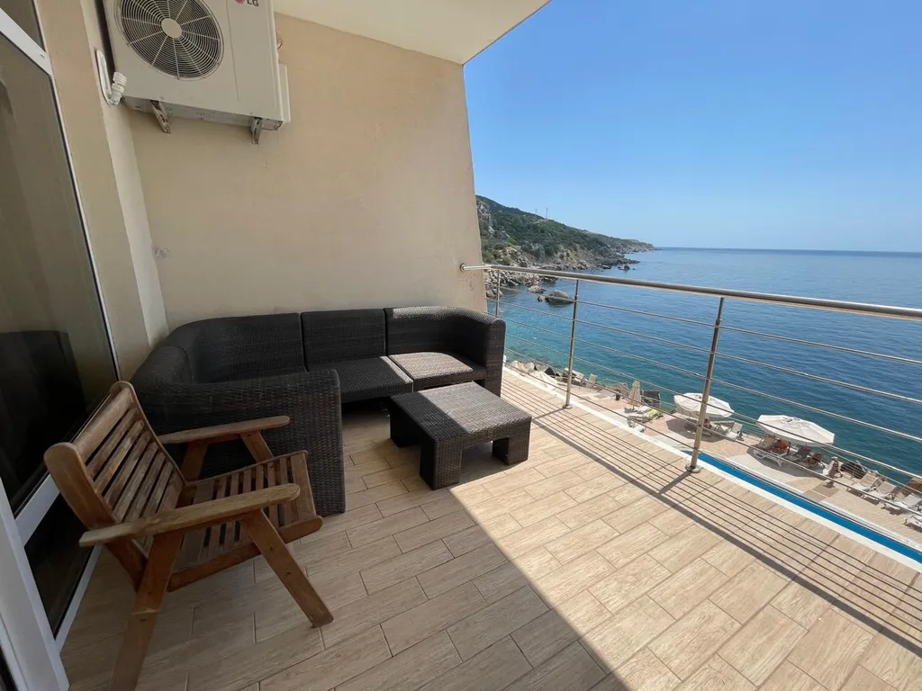 Апарт для семьи из 3 человек на берегу моря, с видовой террасой, кухней