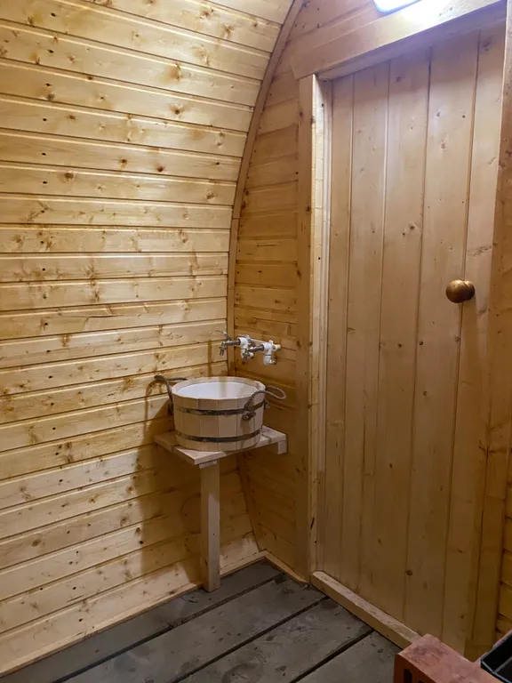 Уютный скандинавский домик у леса