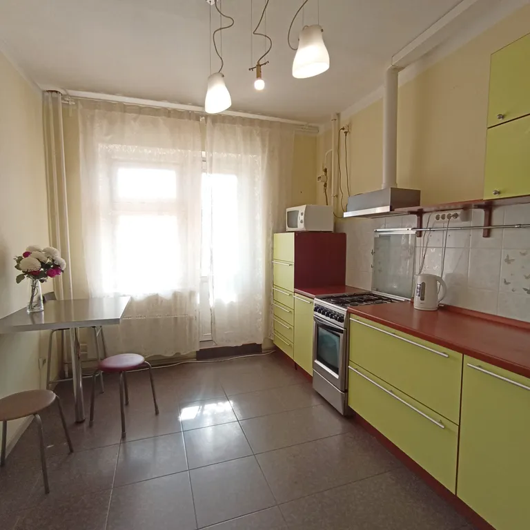 Просторная квартира для коллективов и большой семьи в центре