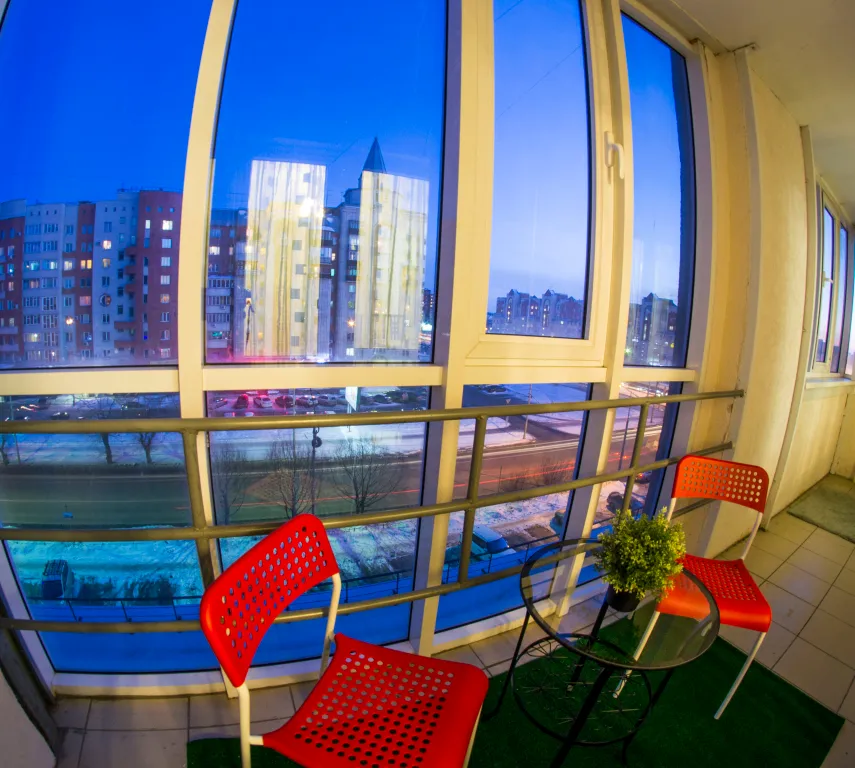 Квартира с панорамным балконом — аренда посуточно в Омск