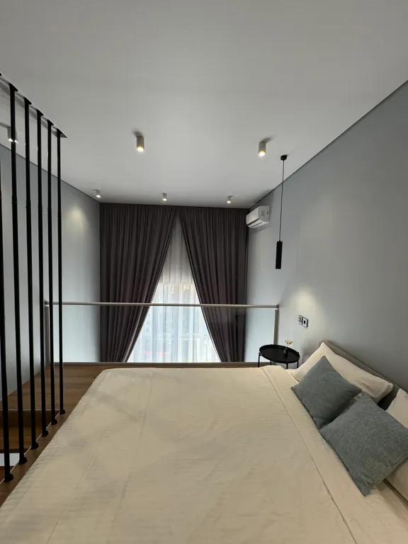 Стильная двухуровневая студия с захватывающим видом на город