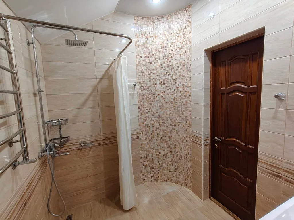 Частный дом с беседкой