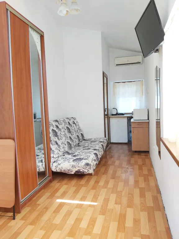 У Воронцовского дворца, до пляжа 5 минут пешком в тени алеями парка