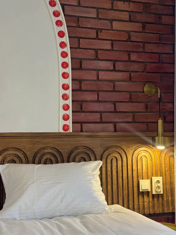 Комната постояльца с видом на центральную площадь