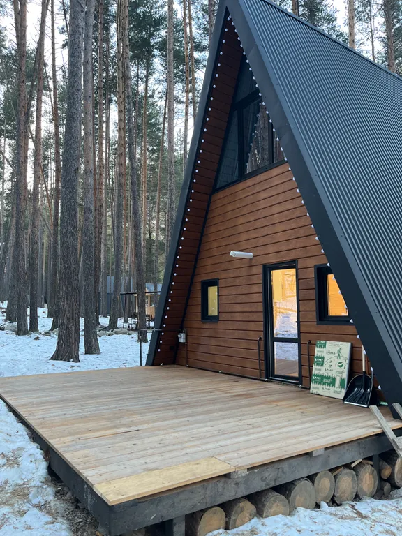 Уютный дом а-фрейм в сосновом лесу