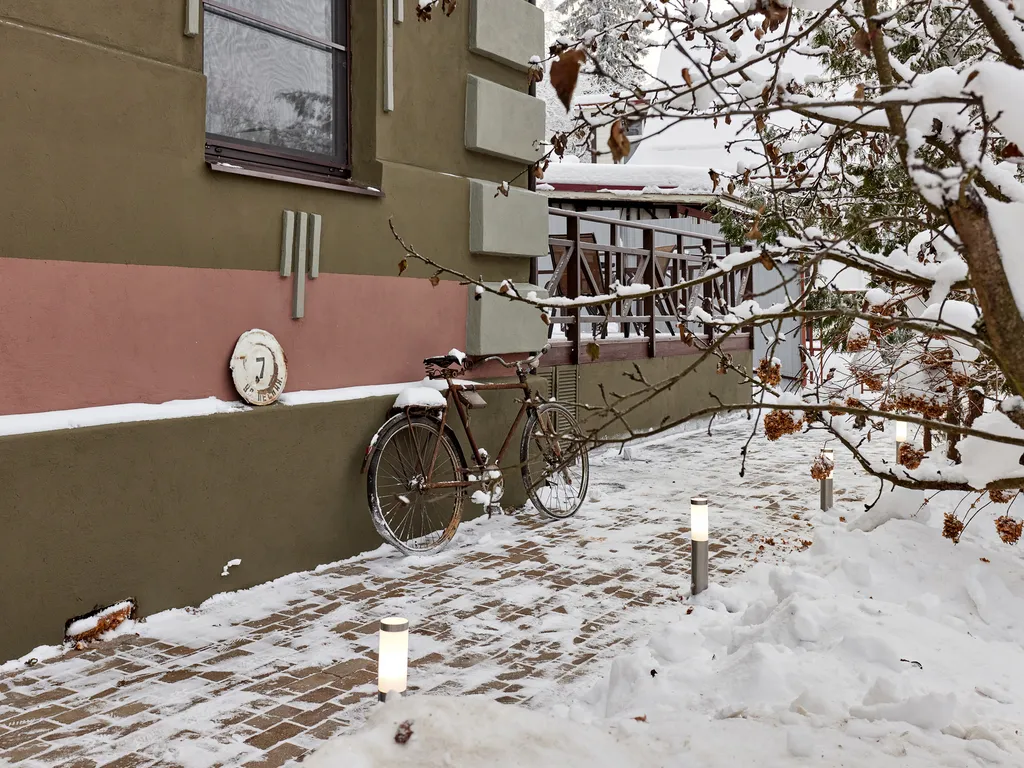 Красивый коттедж у озера для семьи в 20 минутах от города