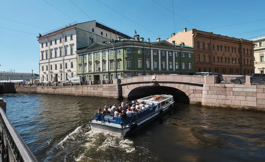 Уютная евротрёшка с бесплатной парковкой и балконом рядом с Эрмитажем