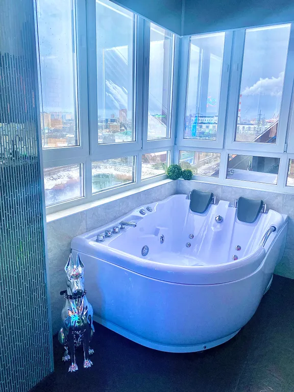 Панорамная квартира с джакузи и камином