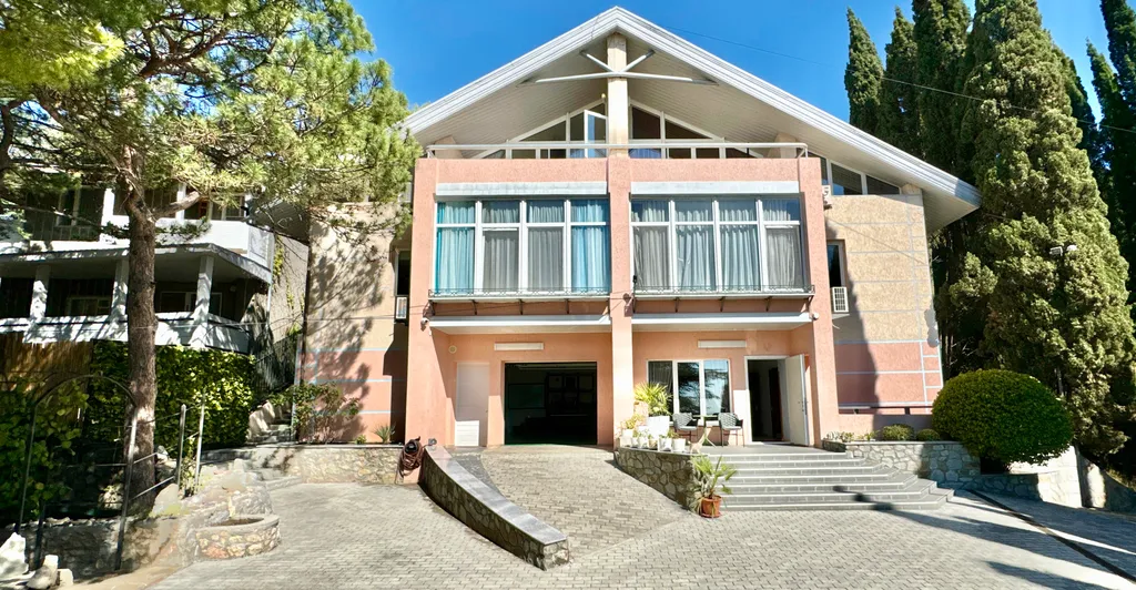 Дом у моря с личным парком, бассейном и сауной