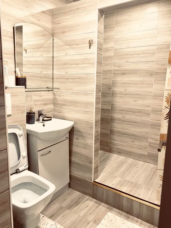 Комфортная квартира на берегу реки с живописным видом на горы