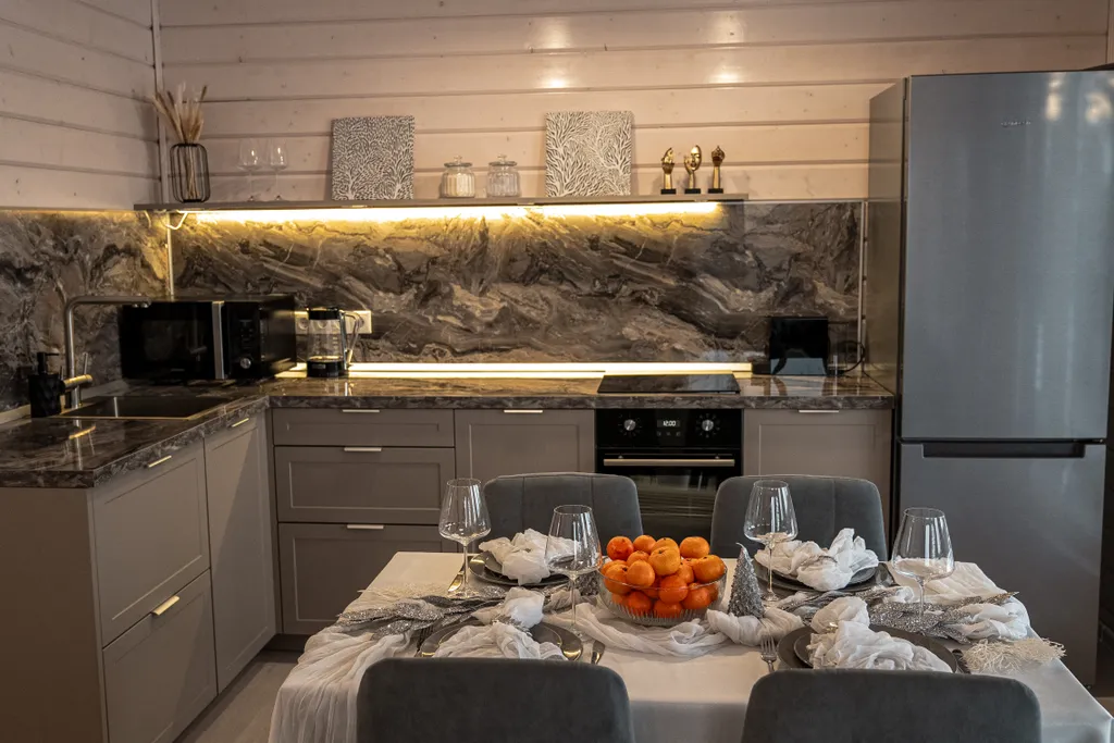 Новый стильный барнхаус с видом на лес