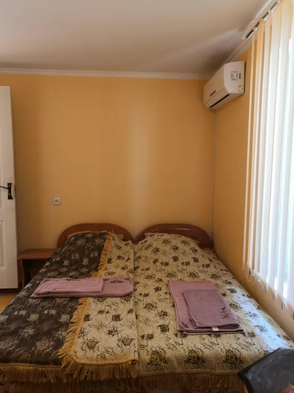 Уютный номер в коттедже в центре города.