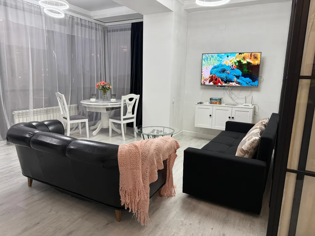 Витражные окна с красивым видом на город и новогодние салюты