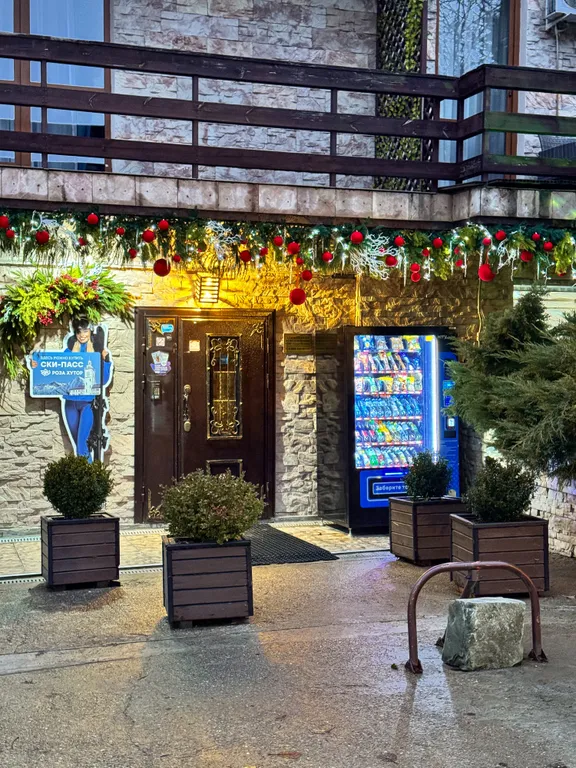 Улучшенная студия, ваша личная сцена с горными декорациями