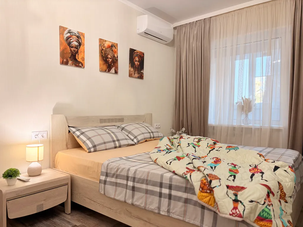 Стильная двухкомнатная квартира на проспекте Кирова со своей парковкой