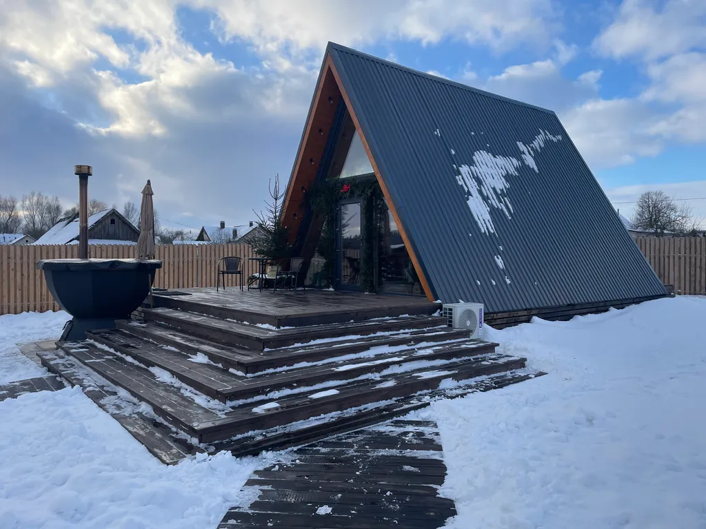 Дом А фрейм с видом на Мирский замок