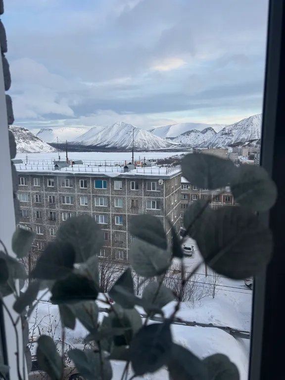 Уютная евротрешка с большой гостиной и двумя спальнями с видом на горы