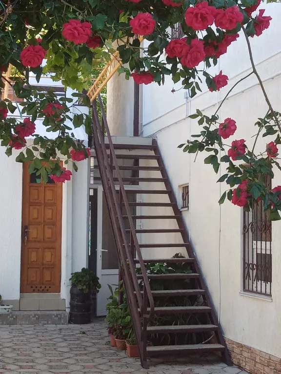 Часть дома в тихом переулке