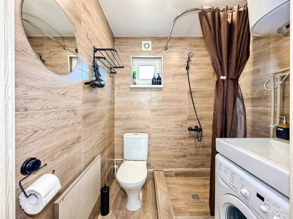 Дом на море в окружении гор