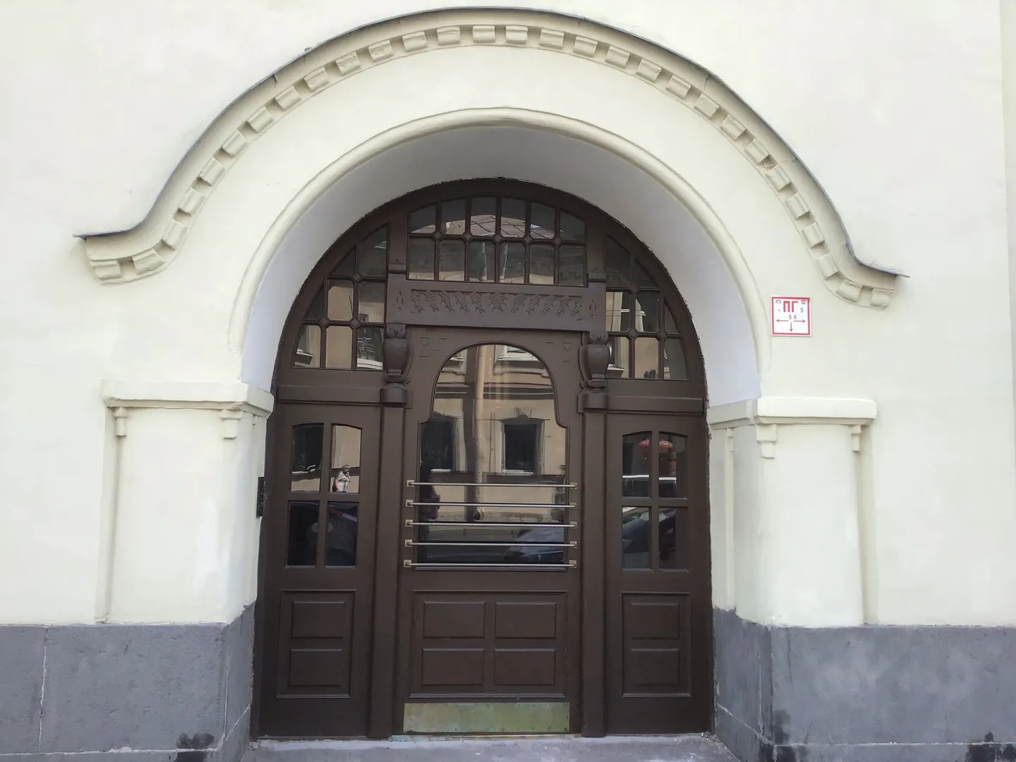Парадная, вторая от угла или 3 по номеру 