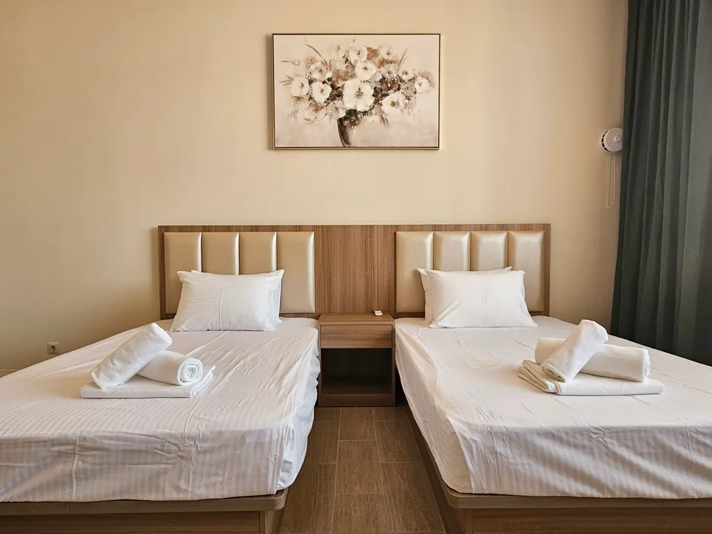 Номер люкс с балконом и видом на море в отеле атлас