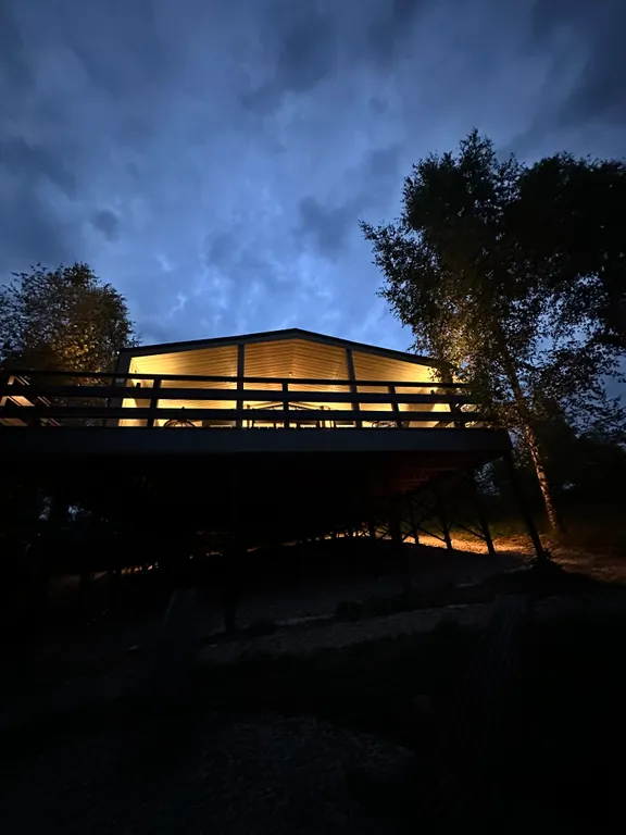 Дом в облаках у леса