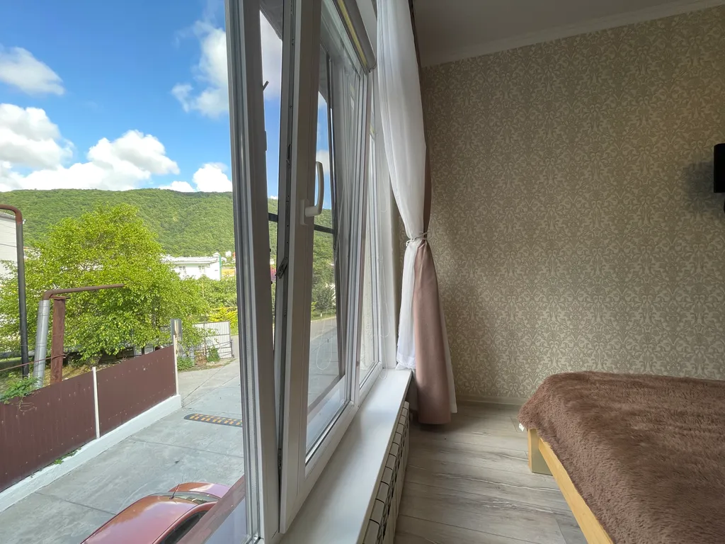 Коттедж 3 этажа, 4 комнаты.. В центре п. Небуг.