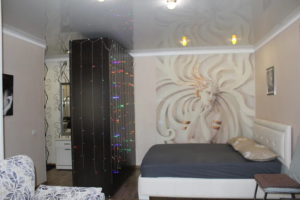 Уютная однокомнатная квартира в спокойном районе, с кроватью и диваном