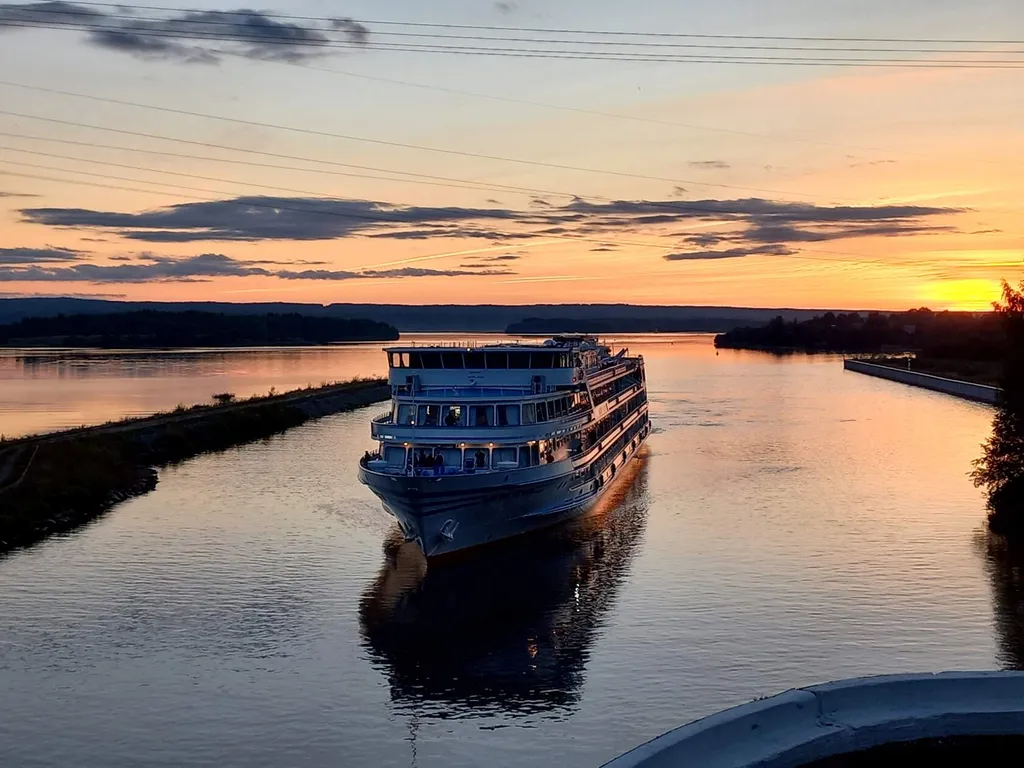 Домик у реки с отличным видом на 2 шлюз Волго Балтийского канала и лес