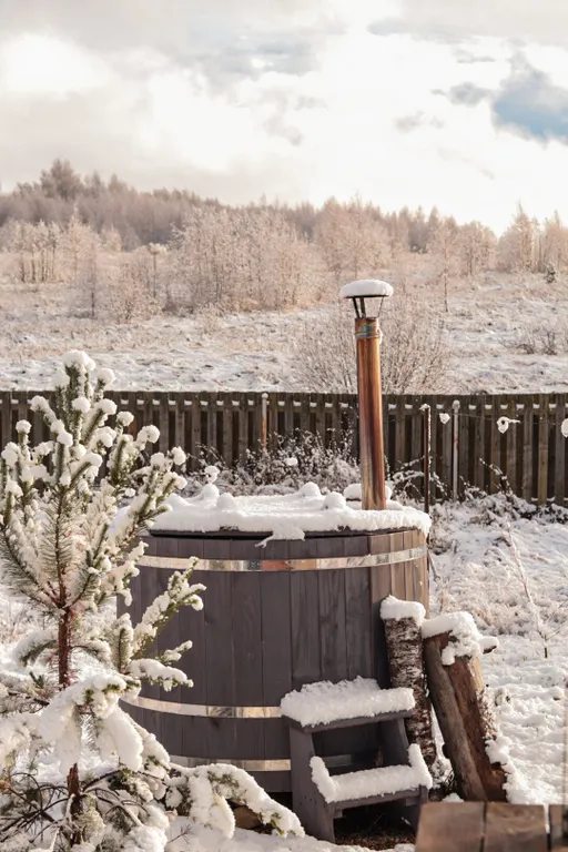 Эстетичный мини-домик с горячими ваннами и купелью