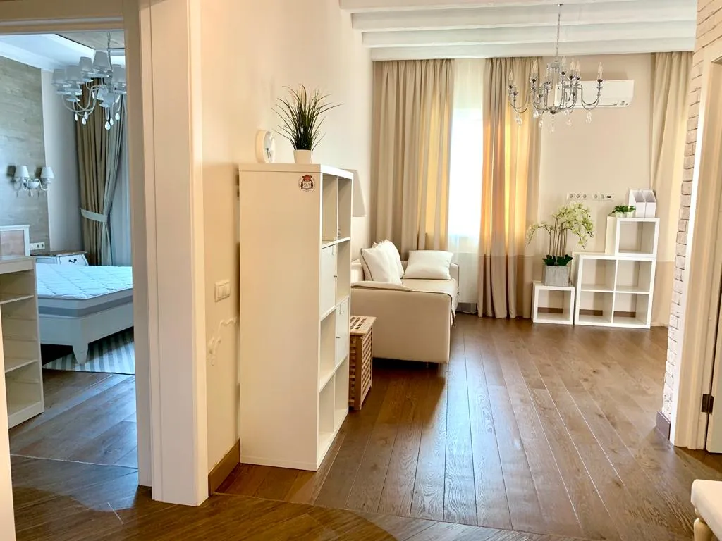 Дизайнерские апартаменты с террасой и бассейном