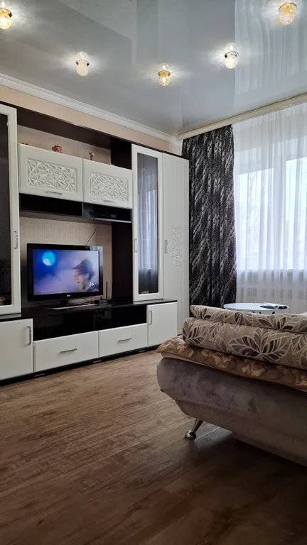 Уютная однокомнатная квартира в спокойном районе, с кроватью и диваном