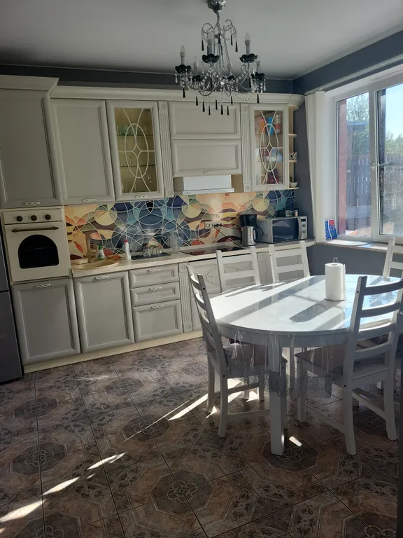 Дом с камином, зоной барбекю, батутом