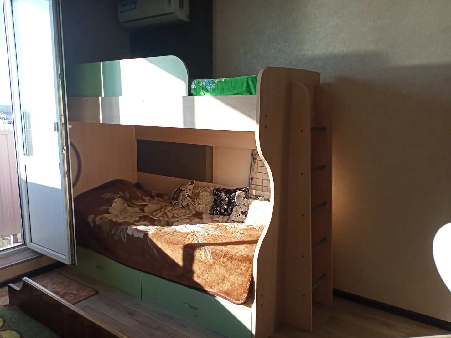 Двухярусная кровать с выдвижным дополнительным спальным местом.