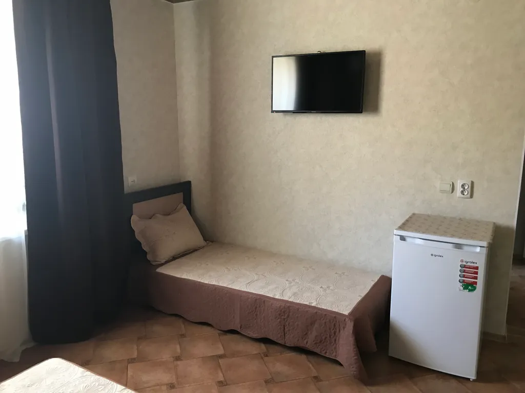 Номер с видом на море, горы и поселок