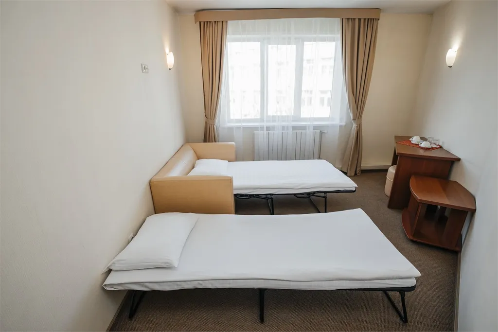 Улучшенный двухкомнатный номер с двумя односпальными кроватями