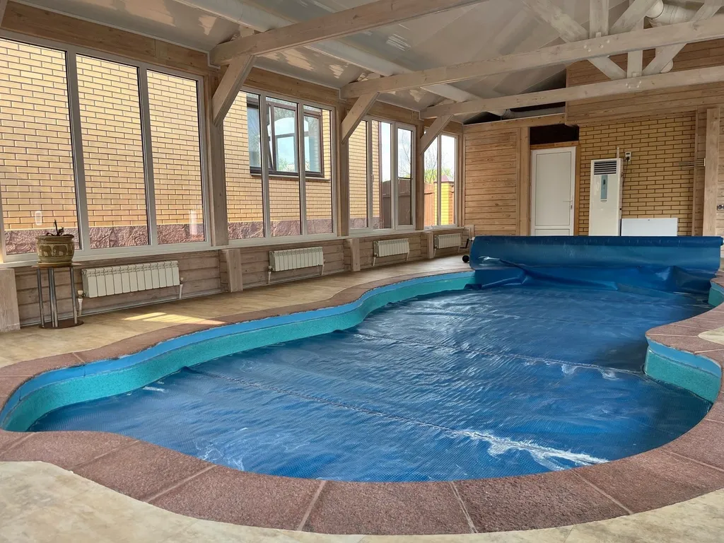 Дом с бассейном