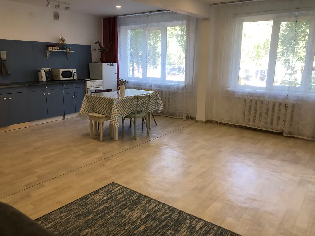 Просторная квартира для путешествия семьей на Алтай в центре города