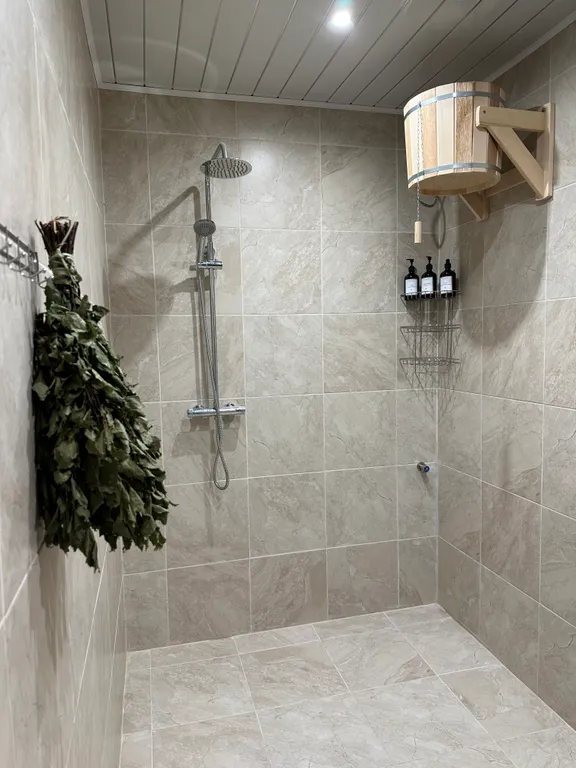 Баня на дровах на берегу озера