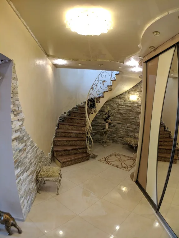 Дизайнерская двухуровневая 3-комнатная квартира с сауной и каминным залом