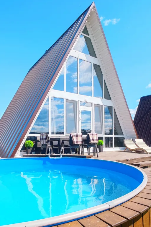 Панорамный домик с теплым бассейном в пяти минутах ходьбы от города