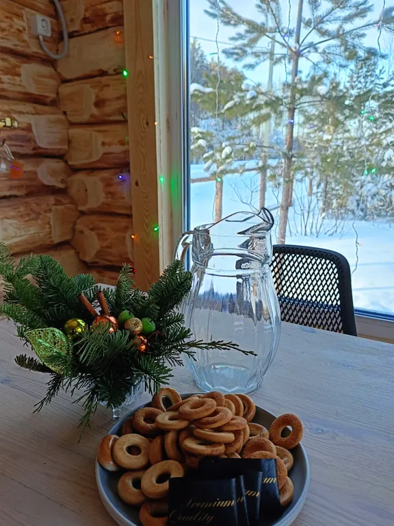 Темный домик на опушке леса