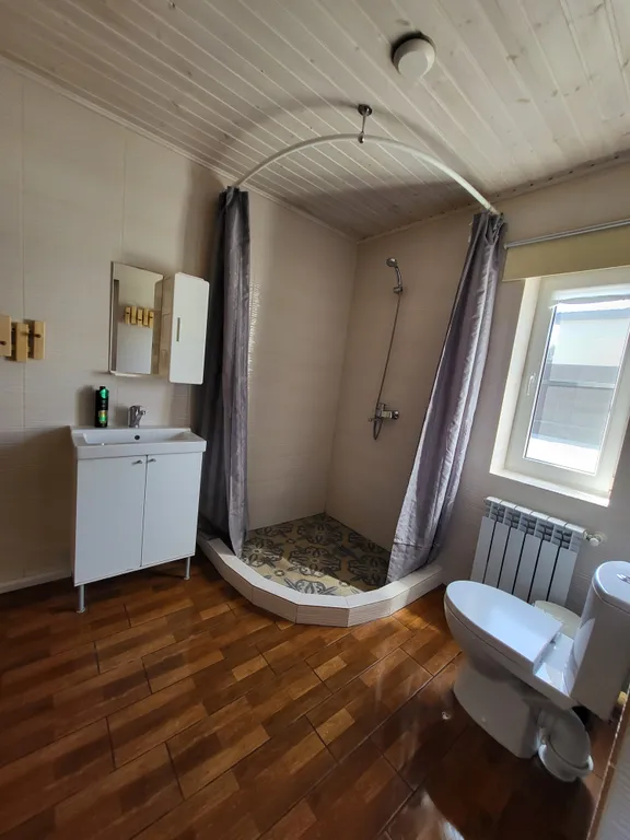 Уютный домик для двоих у озера