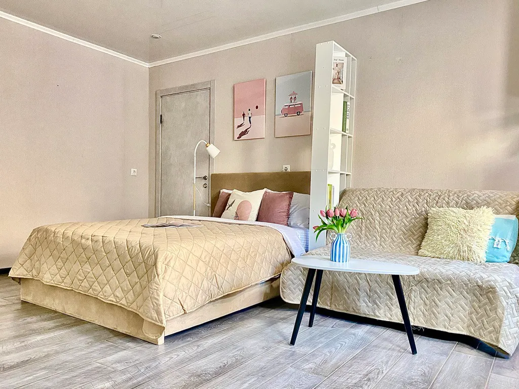 Квартира Дизайнерская студия ReDro, с большим ТВ, собственное крыльцо — аренда посуточно в Астрахань