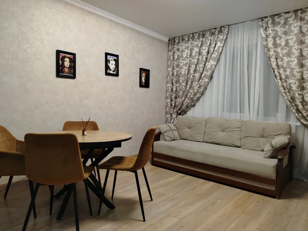 Евротрешка у ЖД вокзал и зоопарка