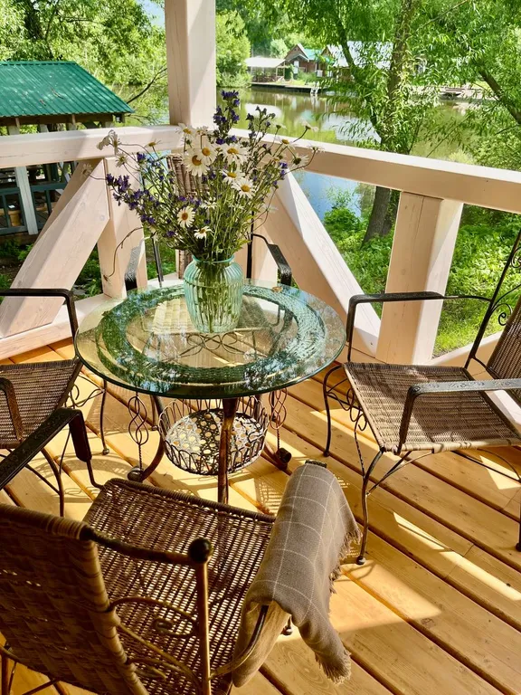 Просторный новый дом на берегу озера у родника