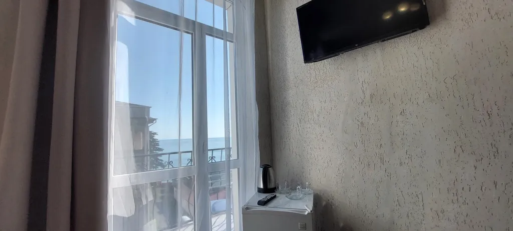 Трёхместный номер с балконом и видом на море