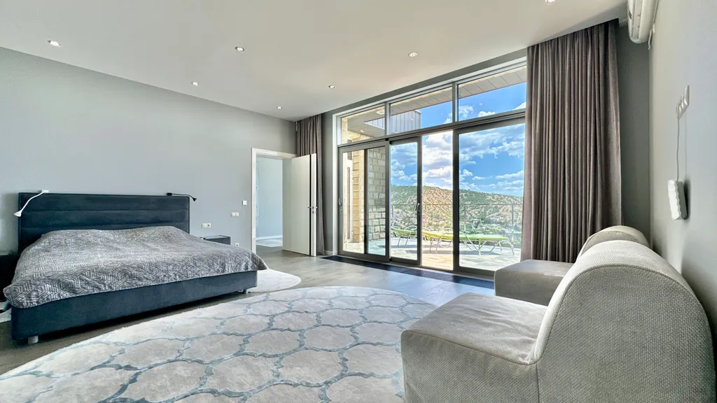 Дом с видом на горы и море