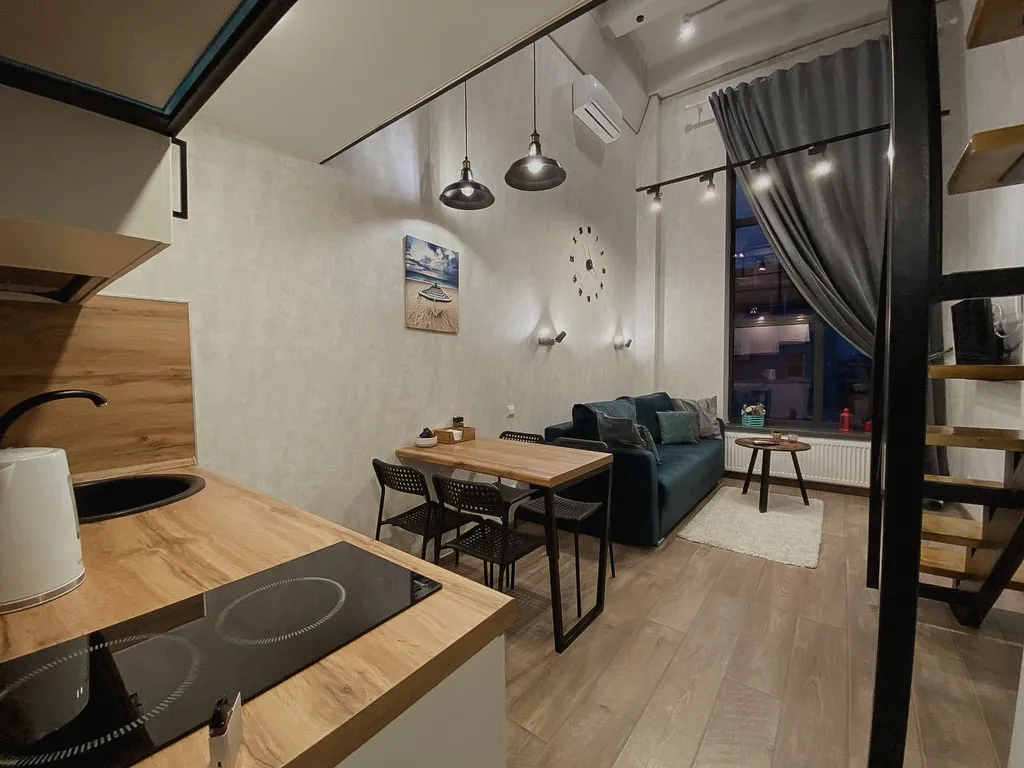 Дизайнерская двухуровневая квартира с панорамными окнами